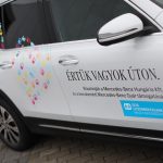 “Értük vagyok úton” üzenetet viselő elektromos autóval támogatja az SOS Gyermekfalvak kecskeméti központját a Mercedes-Benz